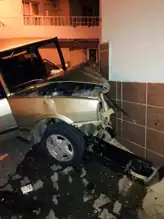 Fren Boşalması: Araç Duvara Çarptı!