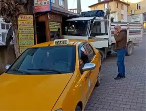 Denizli Buldan'da Freni Boşalan Kamyon Taksi Durağına Girdi