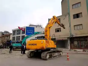 Denizli Sarayköy'de Hasarlı İş Yeri Yıkıldı