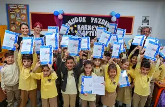 4 İlde Karne Heyecanı! İzmir, Uşak, Denizli, Aydın'da Tatil Başladı