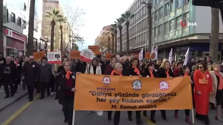 Denizli'de Kadınlar Şiddete Karşı Yürüdü