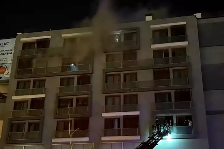 Denizli'de 7 Katlı Apartman Yandı! Mahsur Kalanlar Kurtarıldı
