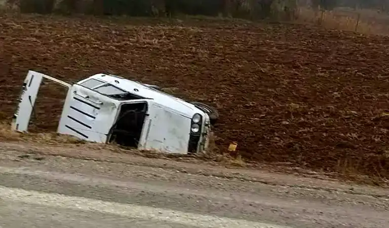 Şarampole Devrilen Araçta Yaralı Var!