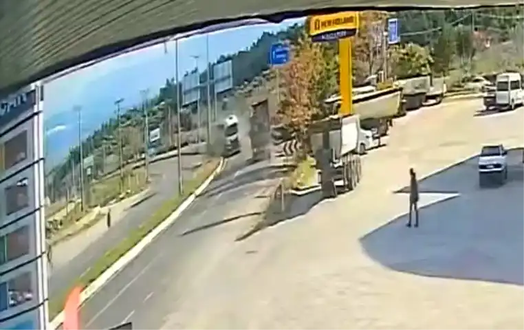 Denizli'de Tır Kazası: 2 Yaralı, 2 Tır Hurdaya Dönmüş