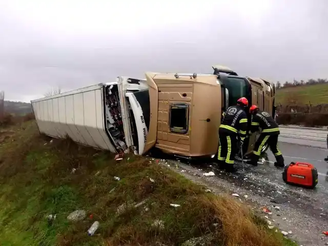 Denizli Buldan'da Tır Devrildi, Sürücü Yaralı
