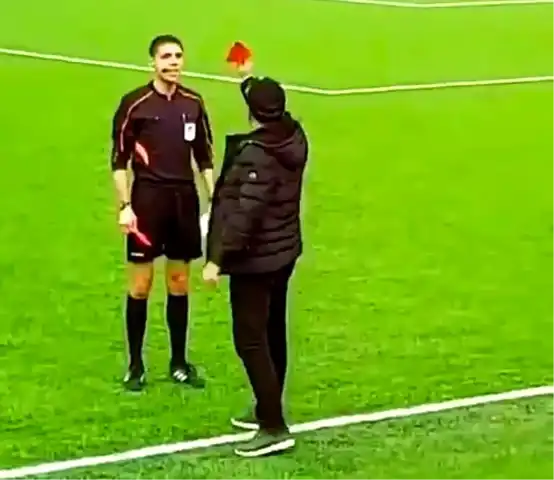 Yönetici, Hakemi Kendi Kırmızı Kartıyla Uyardı!